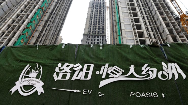 Một dự án bất động sản còn chưa hoàn thiện của Evergrande ở Lạc Dương, Trung Quốc, tháng 9/2021 - Ảnh: Reuters.