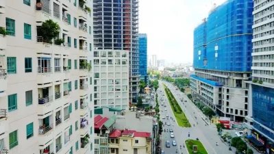 Mặc dù tình hình chung của thị trường BĐS trong tháng 8 khá ảm đảm nhưng giá chung cư ở hai thành phố lớn là Hà Nội và TP. HCM vẫn liên tục tăng.