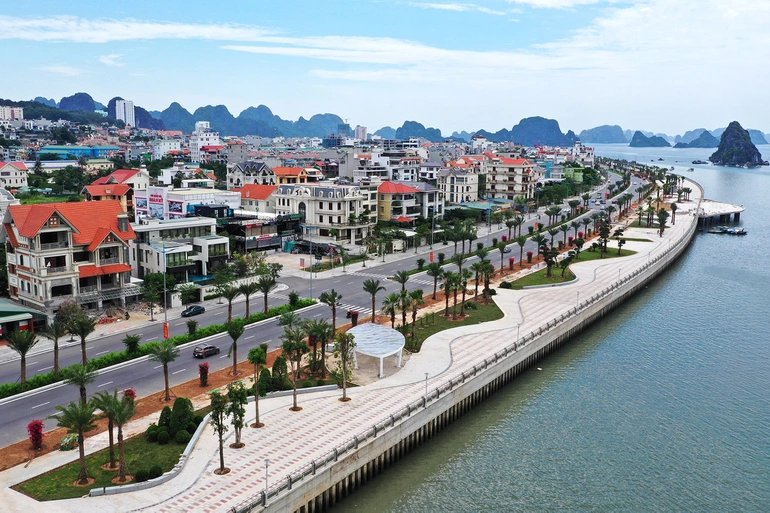 Biệt thự trị giá trăm tỷ đồng trải dài theo đường bao biển Trần Quốc Nghiễn (TP Hạ Long) được cho là khu nhà giàu hoành tráng bậc nhất Quảng Ninh